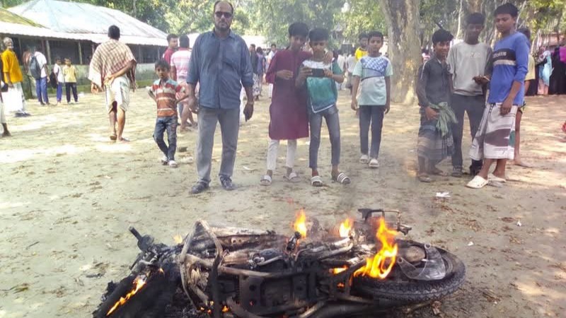 পাবনায় ছাত্রীদের ব্যাড টাসের অভিযোগে মাদ্রাসায় বিক্ষোভ